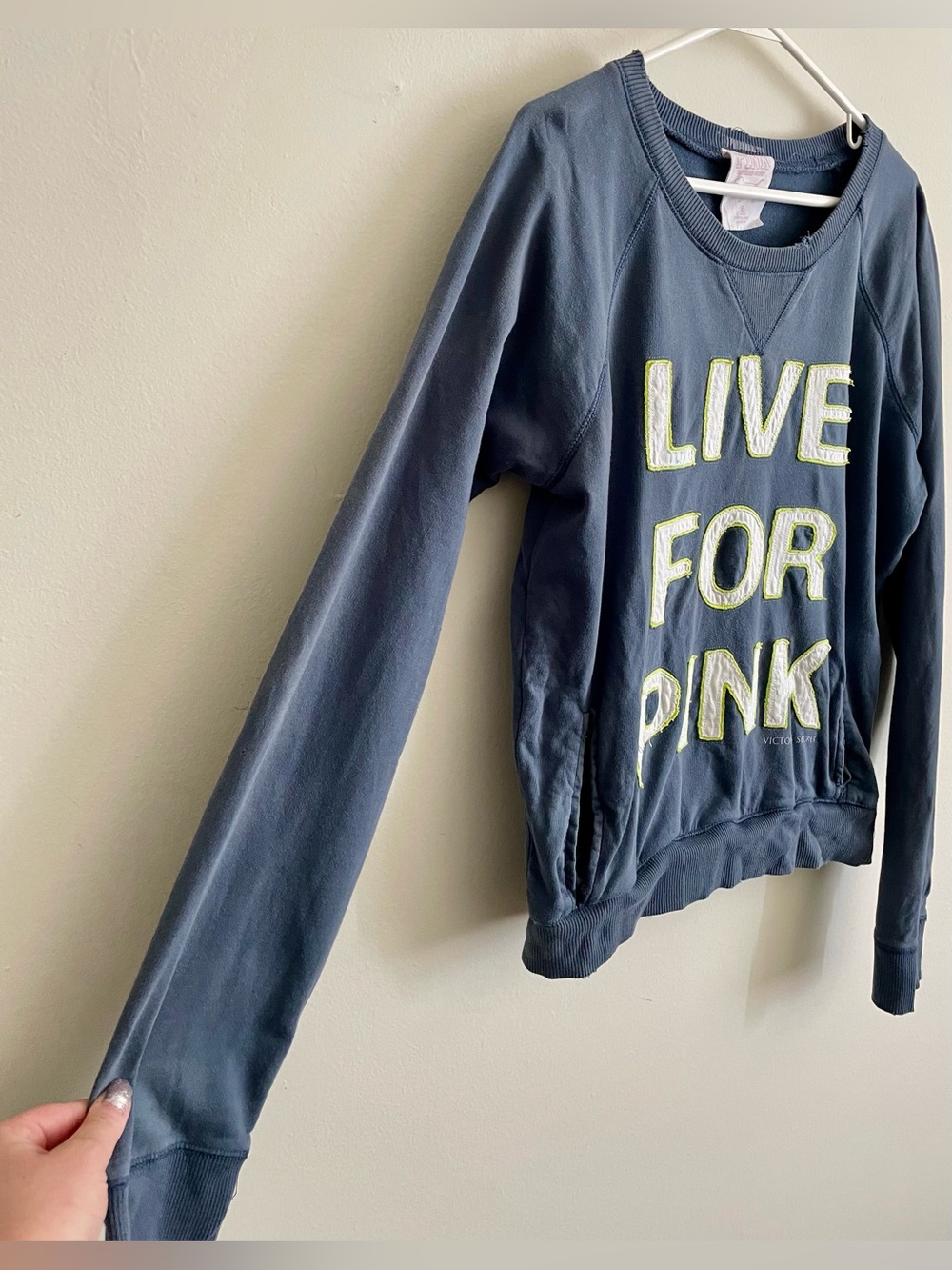 💅🏻 Vintage PINK Victoria's Secret Crewneck Pullover 💅🏻 - Picture 2 of 5